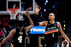 马刺官推晒G1赢球海报：文班亚马+福克斯封面人物