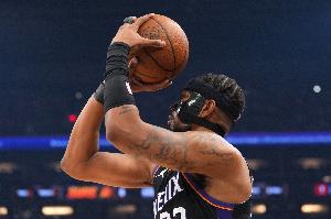 太阳官方：球队后卫古德温因左小腿酸痛退出今日比赛