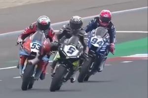 张雪机车遭对手飞踹？暴力摩托？这其实是常见动作，张雪本人辟谣