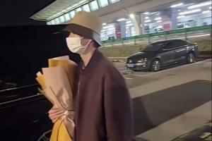 夺世锦赛冠军！吴宜泽昨晚已抵达西安，受到球迷接机送花