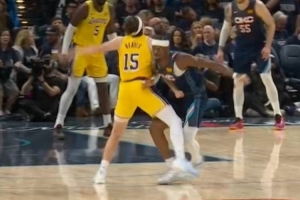 杨健：虽然里夫斯先抱亚历山大 但后者反关节这下超出了NBA的极限