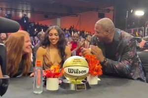 当阿齐·福德被达拉斯飞翼用状元签选中，现场一片欢呼！