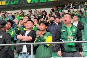 怒其不争！实拍：工体内国安球迷赛后疑似对贾非凡不满