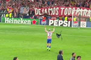 其他球员都回更衣室了，只有格列兹曼和球迷疯狂互动