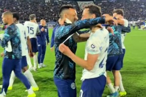 谦让！恰尔汗奥卢把队长袖标交给劳塔罗的镜头得到意甲官推转发