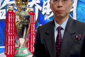 詹俊：英超奖杯来演播室啦！最终的冠军你更看好谁？