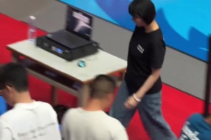 不要再说你们的伍总不专注看比赛了，都是用手机看球员数据的