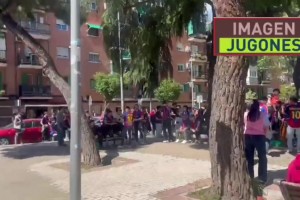 巴萨球迷在马德里嘲讽皇马：不跳起来的都是皇马球迷！