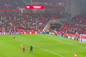 结束了在利物浦的最后一场欧冠！萨拉赫享受着来自Kop看台的掌声