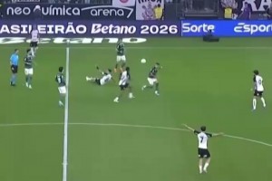 展示武器？巴甲圣保罗德比，球员冲对手掏魔丸被直红罚下！