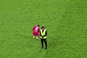 实拍：索博燃尽了，赛后原地蹲下久久不能平息，阿利松上前抱抱