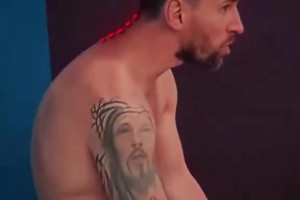 20年梅西竟弯成了虾米？五年背部进化史大公开，挺拔身姿全靠练