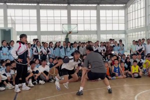 这个视频我看了三遍，已经找到了打败她的办法，摘掉她的眼镜