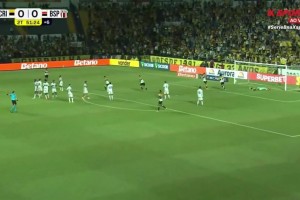 巅峰C罗附体！巴乙球员远距离电梯球绝杀