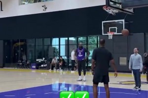 备战火箭！斯玛特训练中连进10记三分，把湖人队友们都看乐了