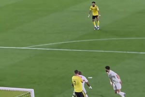 实拍：C罗差点被对方球员肘懵了，直接原地起跳想双手抱球