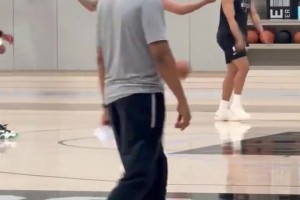 马刺榜眼迪伦·哈珀换了发型现身今天的训练