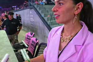 圆梦了！女网红和梅西握手后的反应