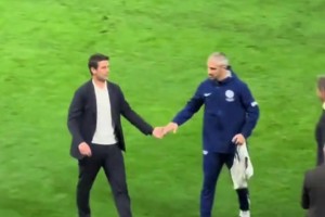 功不可没！实拍：国米主帅齐沃赛后和教练团队击掌拥抱