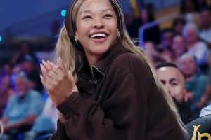 “詹嫂又美了～萨瓦纳今日陪同女儿朱莉现身女排比赛”...