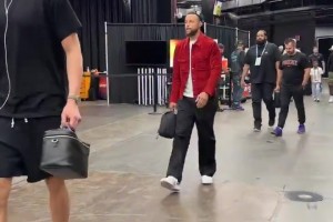 看起来很惬意！库里一身红色外套抵达训练馆