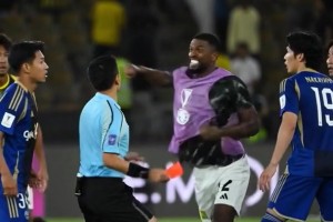 亚冠出局！吉达联合球迷用AI制作暴打马宁视频泄愤