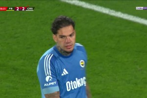 到手3飞了！埃德松土超出击致命失误送礼，遭对手读秒空门绝平！