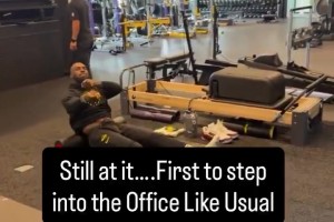 老头很嗨啊！老詹在健身房听着音乐滚泡沫轴