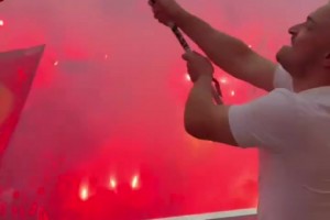 赢得了8年来的首个联赛冠军！巴塞尔球迷向沙奇里致敬