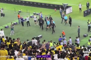 水瓶横飞！马宁离场遭吉达联合球迷水瓶攻击！马宁依旧淡定离场！