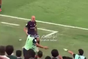 吉达国民球员怒踢场边的医护工作人员