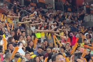 还有这环节广东主场看台啦啦队与场上啦啦队斗舞~