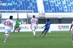 是点球吗？中甲佛山南狮遭争议判罚，主裁判先判点球，随后改判