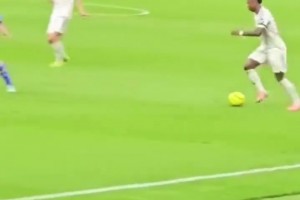 在和谁说话？现场直拍：维尼修斯过人失败，和场外的人抱怨！