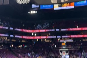 不愧金州拉文！库里赛前热身，秀了一记弹地挂框暴扣！