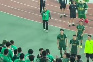 王钰栋赛后与球迷发生争执？现场球迷解释：这是一场多方误会