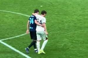 同为94号！实拍：埃斯波西托兄弟赛后相拥而谈❤