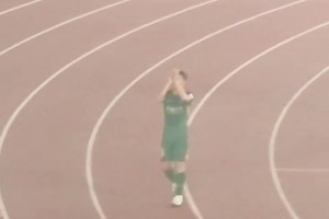 有情有义！实拍：国安旧将方昊赛后来看客队看台区鞠躬致意