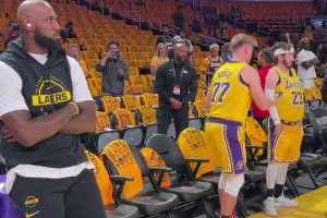 笑死！老詹靠技术台休息，旁边俩球迷拿他当背景拍照