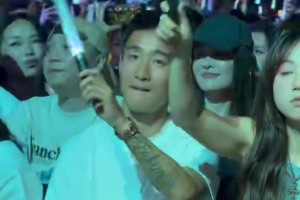 另外一面！网友：韦世豪看演唱会时相当腼腆啊