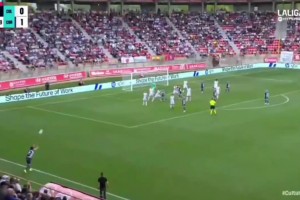 可太活久见了！边线球直接扔进球门，因无人碰到被吹无效