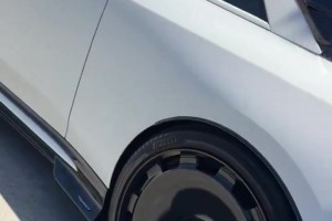 壕啊！哈登今日驾驶一辆定制版“季后赛 V10”劳斯莱斯来球馆