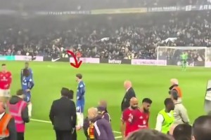 人缘一般？国外网友晒视频：赛后没曼联球员和加纳乔握手交流