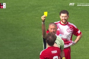 足球场上球员给裁判变魔术，你见过吗？