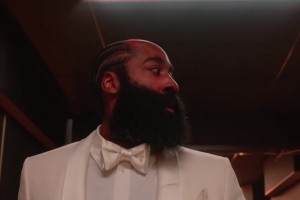 白色圣骑！登哥抵达球馆白色西装+劳斯莱斯太帅了！