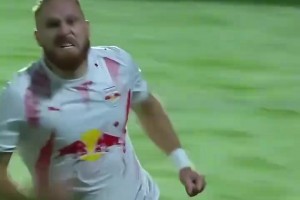 乐极生悲！球员绝杀激情庆祝，结果被队友水瓶重击砸晕！