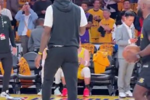 又要开启季后赛模式！詹姆斯赛前热身训练罚球+运一步跳投