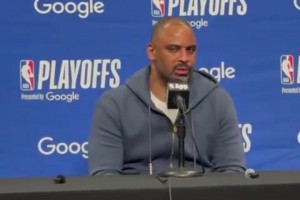 你用过度啊！乌度卡：杜兰特训练中膝盖相撞伤疼 连行动都受限了