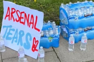 在伊蒂哈德球场外，印有“阿森纳眼泪”字样的瓶装水正在出售