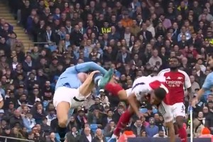 恐怖冲击力！曼城官推：哈兰德两次撞翻阿森纳球员